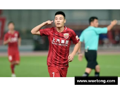 luck18新利体育武磊表现出色，上海上港再次夺得中超冠军，球迷狂欢庆祝胜利 - 副本